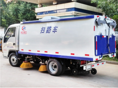 福田小型掃路車 高效清潔與路面養(yǎng)護的一體化環(huán)衛(wèi)解決方案
